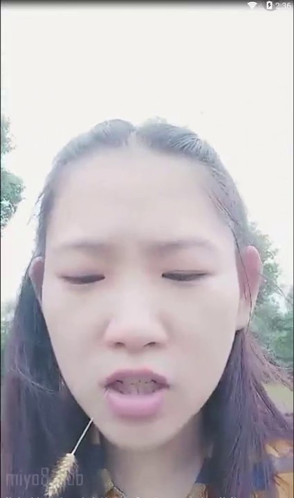 18岁大一萌妹子公园草坪大胆值播，用水果插X穴 太刺激了 造福广大粉丝