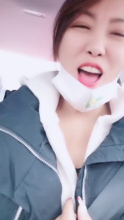 新手夫妻露脸的嫂子回家路上就开始跟狼友发骚，回到家迫不及待扒下大哥内裤舔鸡巴，激情上位后入抽插好刺激