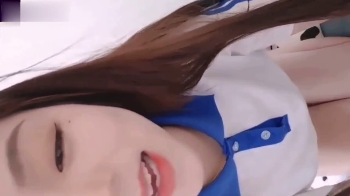 好湿啊，流了好多水”敏感校服高中妹玩抠逼，手指伸得深入粉穴抠出白浆骚话撩人