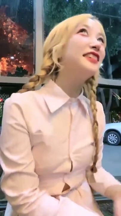 金发大眼尤物女主播带朋友饭馆吃饭，吃到一半到卫生间脱衣诱惑，回来烧杯痒的不行拉朋友去厕所直接开艹