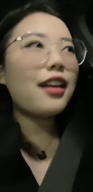 气质眼镜小骚货，夜晚和炮友户外车震，黑丝高跟鞋，没穿内裤，掏JB直接操，后座骑乘操爆