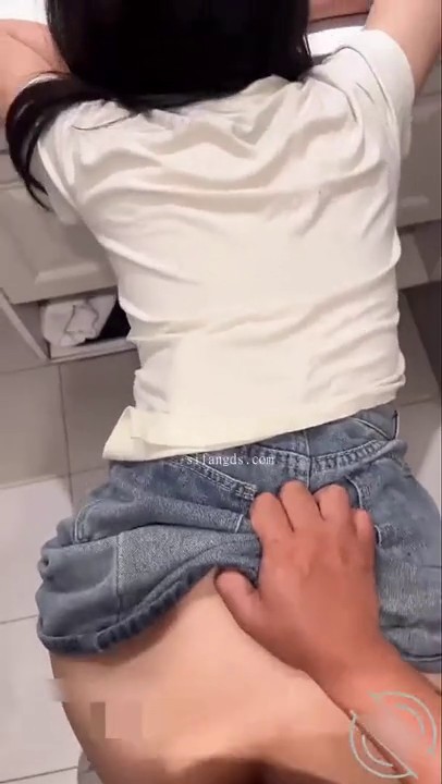 外站操逼大神正义君 在厕所爆操小姨子性感牛仔包臀裙