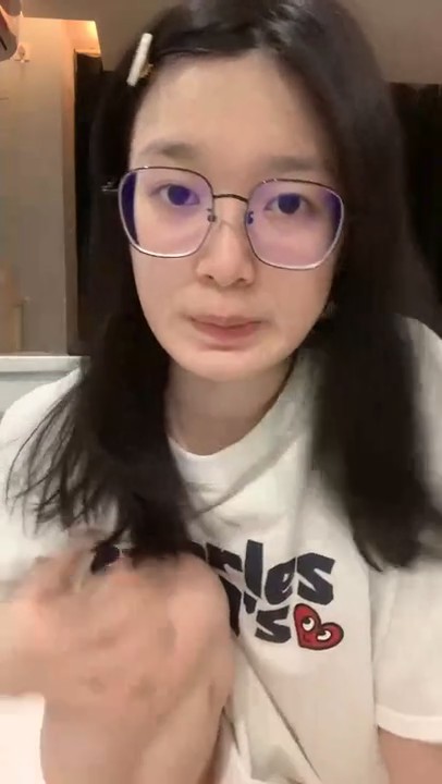 极品尤物眼镜学生妹，外表清纯小虎牙5，浴缸泡澡，浴室沙发床上，各种场景操逼，妹妹很会玩