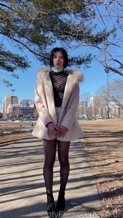 -黑丝高跟漂亮伪娘 大白天来到小公园掏出鸡鸡先尿泡尿放松一下 开始开撸 看表情还是有点紧张 射了不少精