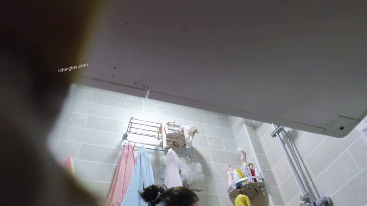 猥琐房东暗藏藏摄像头 偷窥身材丰满的御姐洗澡