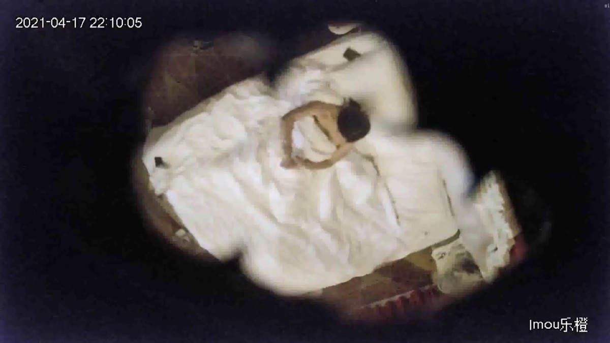 真实欣赏好几对青年男女激情肉搏年轻人干柴烈火衣服不脱就肏美女穿上黑丝袜增加情趣闷骚型 (7)