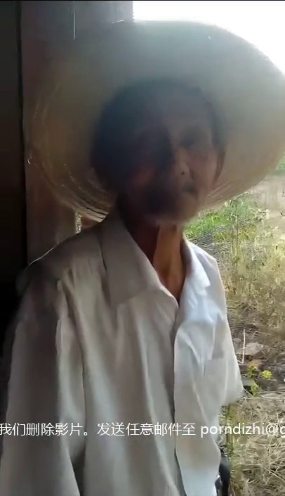 【某某门事件】第169弹 农村荒废平房内 黑人小伙狂艹农村大妈 一群大老爷们围观