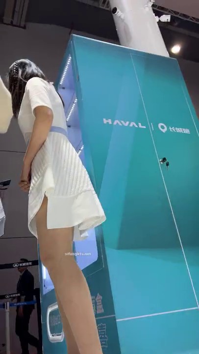 大神一路跟踪抄底漂亮的美女的小嫩逼