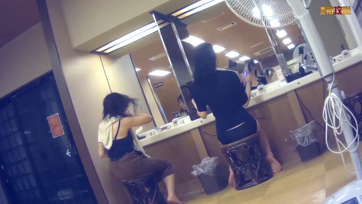 7月新流专业女盗手暗藏高清设备真实偸拍大众洗浴中心女士换衣室和洗浴间内部春光年轻小姐姐韵味美少妇一丝不挂活动赤裸裸过瘾