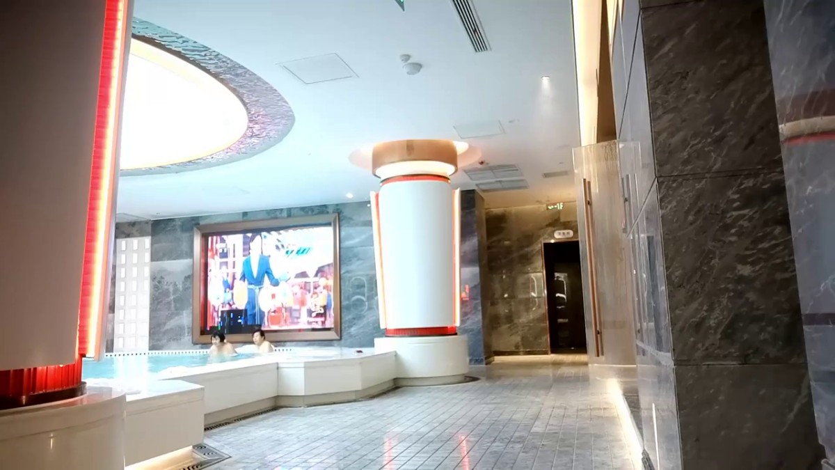 七月最新流出 大神潜入国内某洗浴会所四处游走 泡温泉~沐浴更衣汗蒸偷拍~眼镜妹性感的腋毛黑黝黝的.