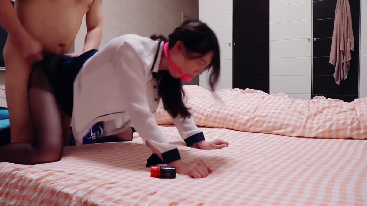 极品泄密流出 东航空姐邻居骚母狗穿着汉服幽会隔壁王胖子换装SM制服做爱被操到潮喷