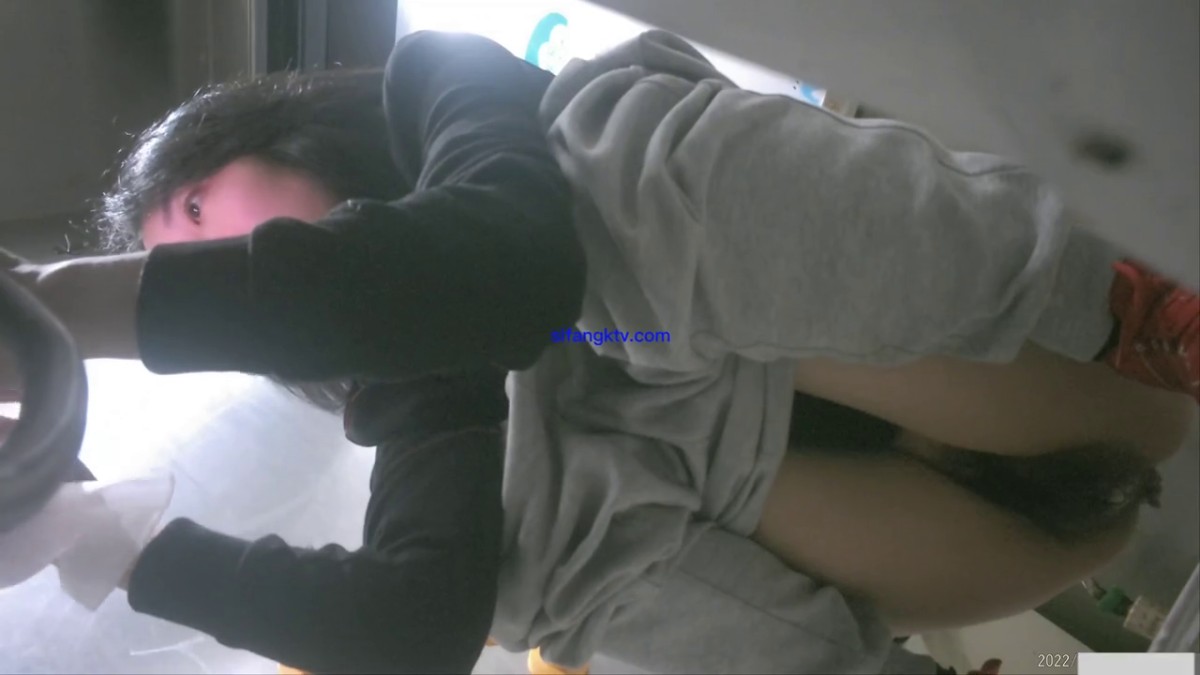 七月私房最新流出厕拍大神潜入 师范大学附近公共厕所的青春靓丽第三期露脸上下同赏 黑衣服大号