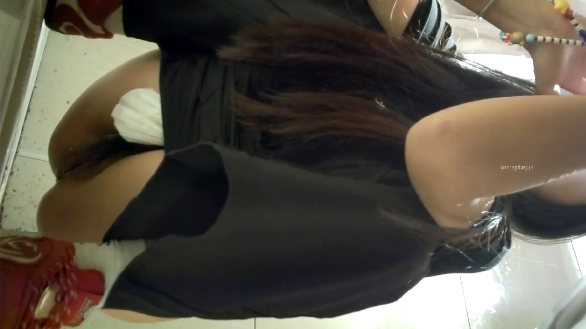 六月新流出酒吧女厕高清前景偷拍 小姐尿尿水晶凉鞋妹子和闺蜜聊天眉飞色舞的