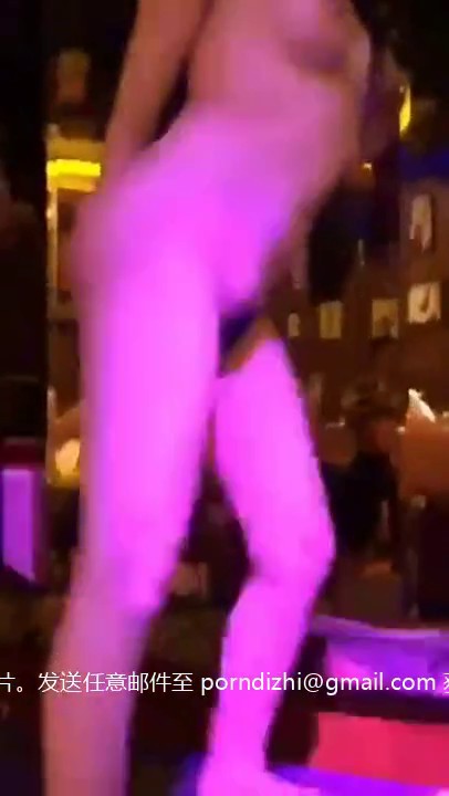 裸舞 这就是有钱人的聚会 两美女颜值高 身材真好前凸后翘 一起跳舞助兴 看了超诱惑