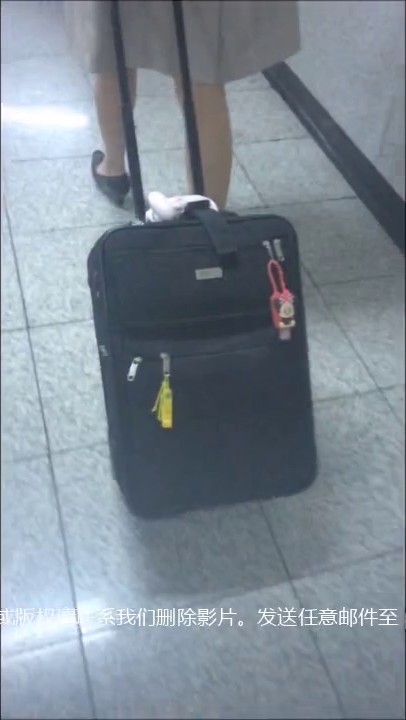 -抄底极品济州航空长腿美女空姐 高级肉丝私处像真空一样 又像骚丁深陷B缝 气质女神真顶