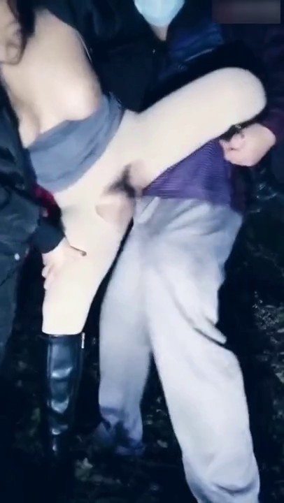 寒冬初夜风骚小姐姐户外勾引壮汉激情操逼，小树林野战无套啪啪紧张刺激，掰开嫩穴看骚水