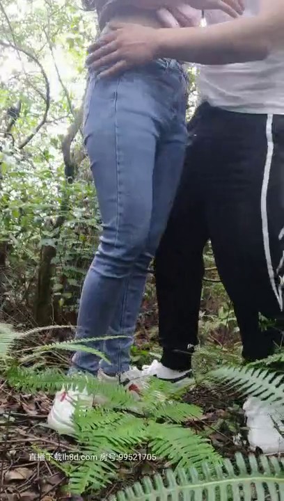 约兄弟女朋友爬山偷情野战 四下无人忍不住啪啪磕炮 站炮后入无套顶操直接无套内射 体力不错抱着操 高清源码录制