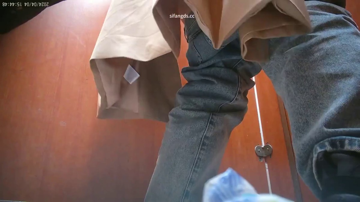 8月最新流出厕拍大神潜入旅游景区隔板女厕侧视角高清偷拍 游客尿尿牛仔裤美女拉出浓浓的血尿