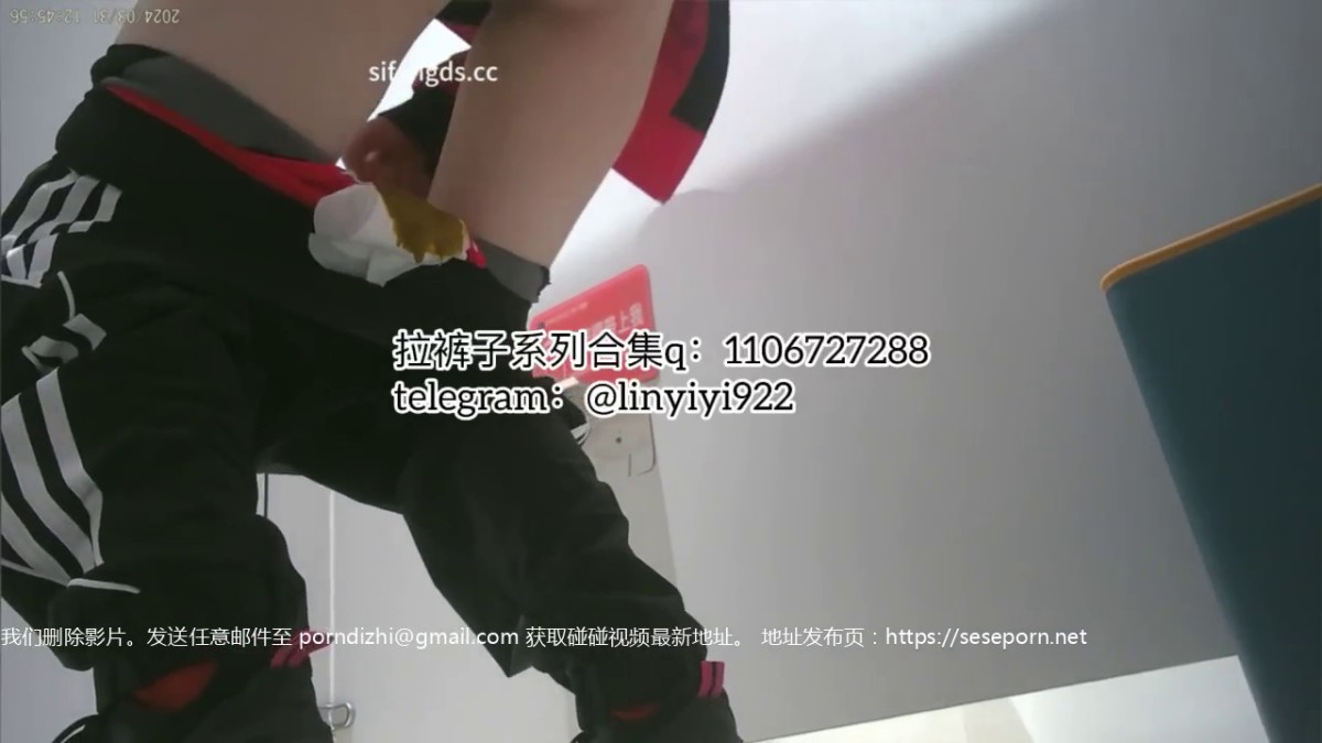 美女吃坏肚子了拉裤子上了居然敢继续穿