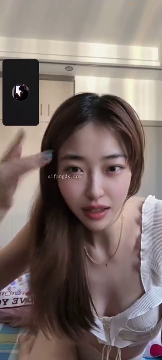 电报群VIP福利，金主高价1V1跟校花级美女视频虚拟造爱+现实约炮，这么漂亮的妹子可惜了