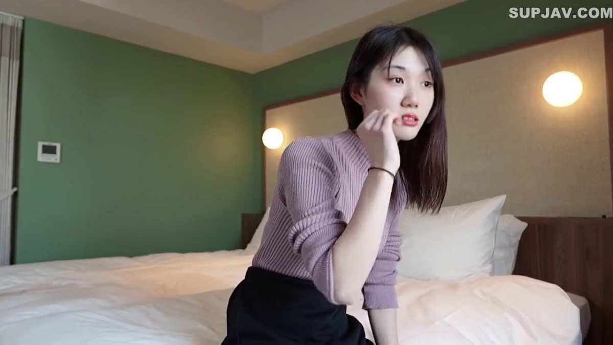 超清纯的学生妹子【身材高挑苗条】被安排和一个猥琐皮肤黝黑的大叔玩，妹子全程好嫌弃，委屈哭了，换了人才勉强答应