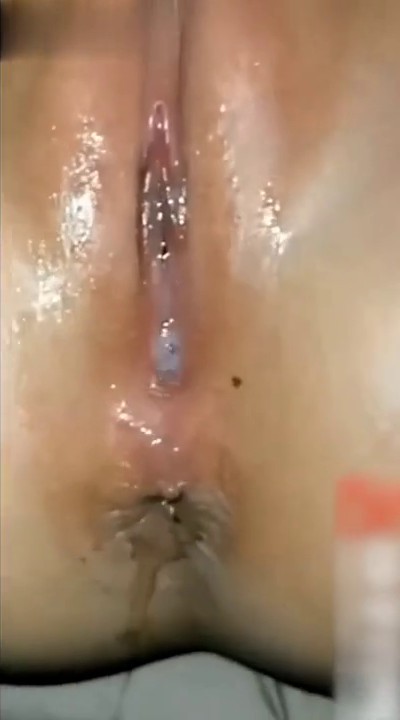 【父女乱伦】“晚上操你妈，白天操你”单亲鬼父乱伦17岁继女，诱骗女儿内射无毛嫩逼.