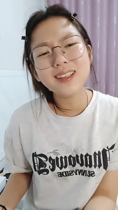 看着很清纯的妹子，全程露脸脱光了衣服陪狼友骚，浴室洗澡诱惑还小跳一下，在家偷偷吸烟给狼友看逼逼特写