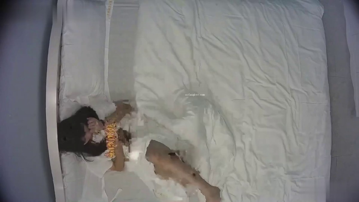 民宿酒店超近视角偷拍 暑假学生情侣开房苦恼的小哥鸡巴硬度不够怎么撸都无法插入女友的逼里