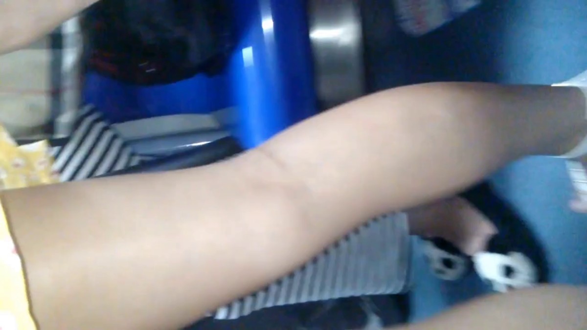 商场地铁站一路跟踪抄底多位美女 还有几位不穿内裤的小姐姐