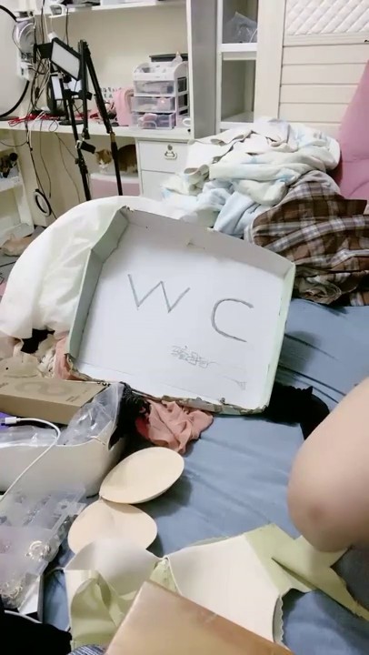 美貌与身材都很哇塞的极品尤物，全程露脸大秀直播互动撩骚听指挥