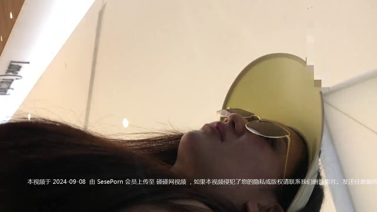 黑裙少妇带小孩店里选东西 由于要低头照顾小孩子少妇一直撅着屁股CD前面漏黑森林