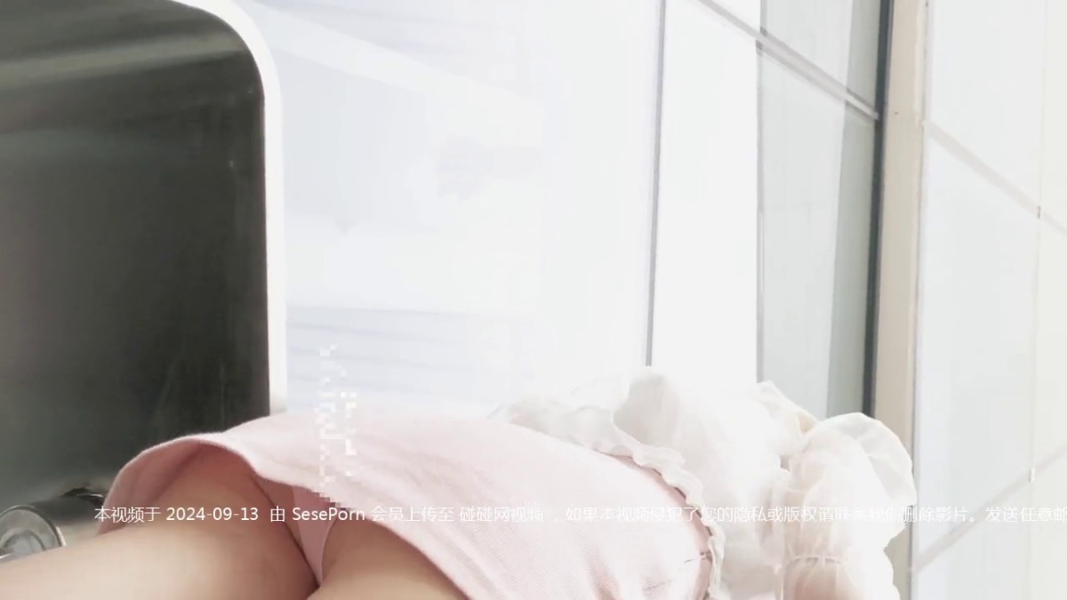 官方售价42元 车展网红美女主播车展采访时被CD无痕内裤中间湿了一块逆天大长腿让人流口水