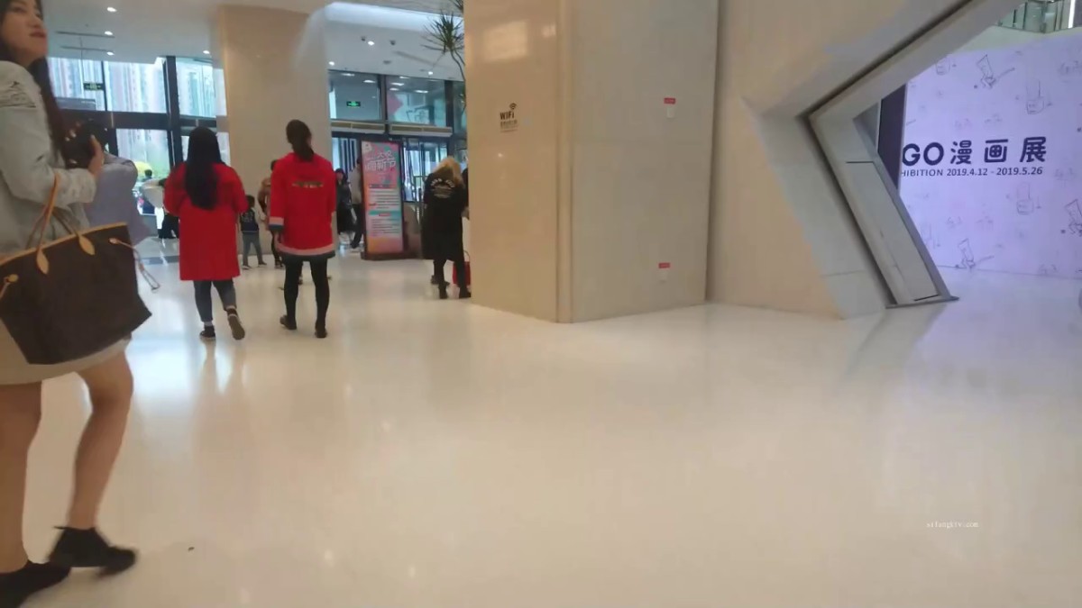 地铁站一路跟踪抄底多位美女少妇❤️好奇她们下面都穿着什么样的内内