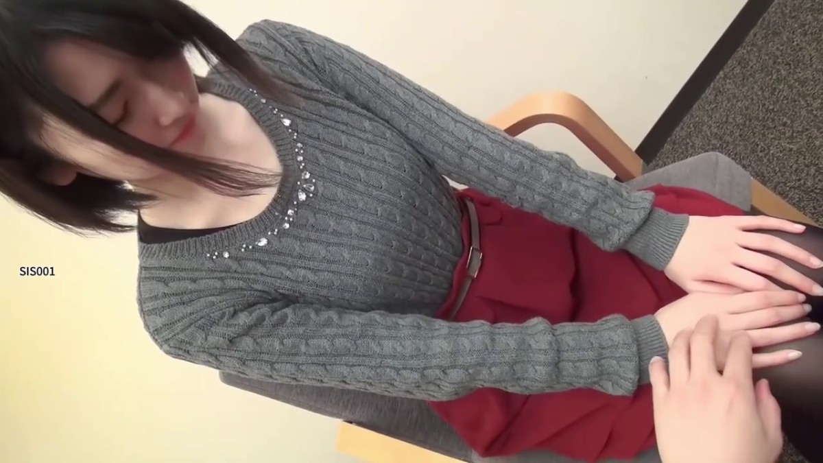 吐血强推！【万里挑一】19岁的超级美无敌清纯短发美眉，穴太嫩太紧了，大叔只能插入一小半内射