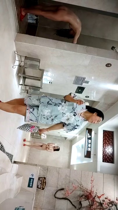 大众浴室内部员工偷拍几个白白嫩嫩的美少妇洗澡泡汤