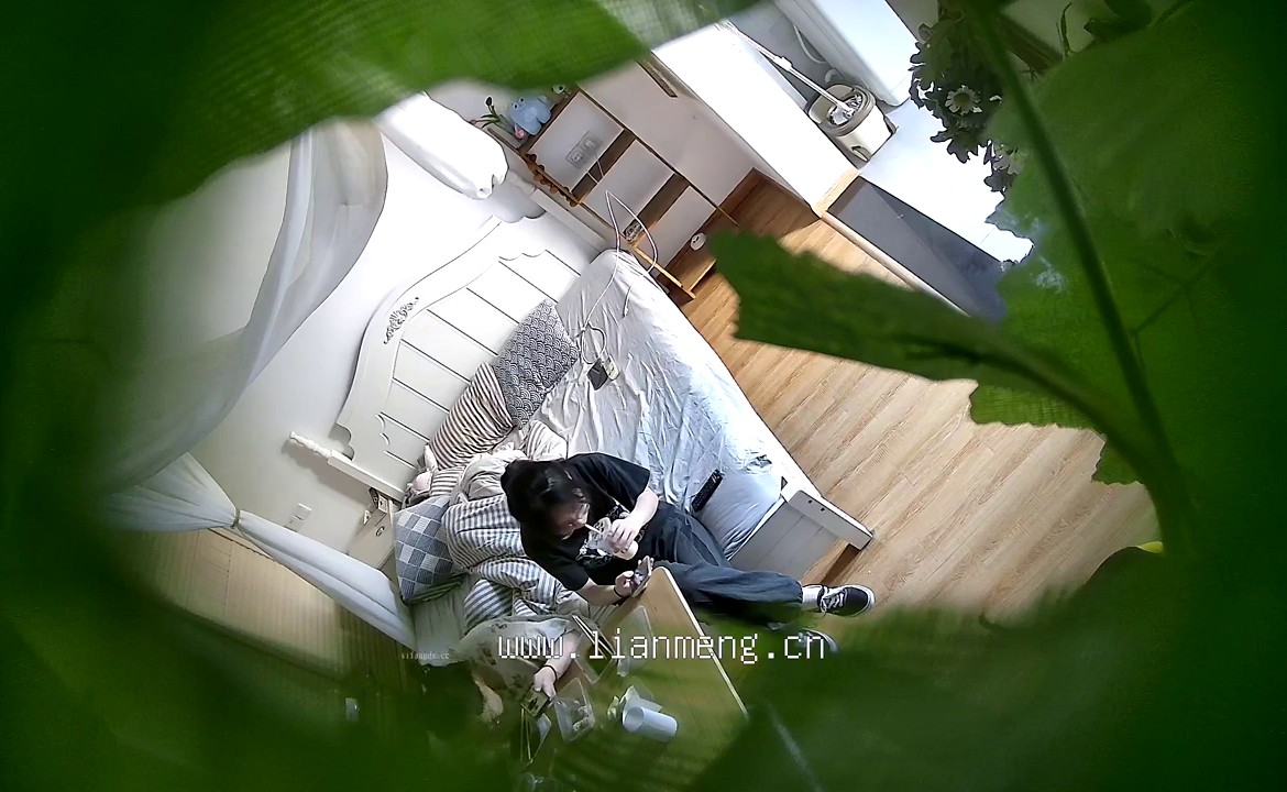 【酒店偷拍】，兩個女大學生，暑假天天來開房，吃完零食情不自禁脫光，被女的插啥感覺？