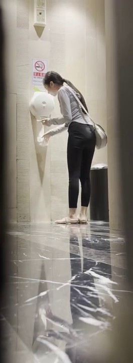 写字楼厕拍高挑颜值美女的鲍鱼暗色无光 缺少精液的滋润