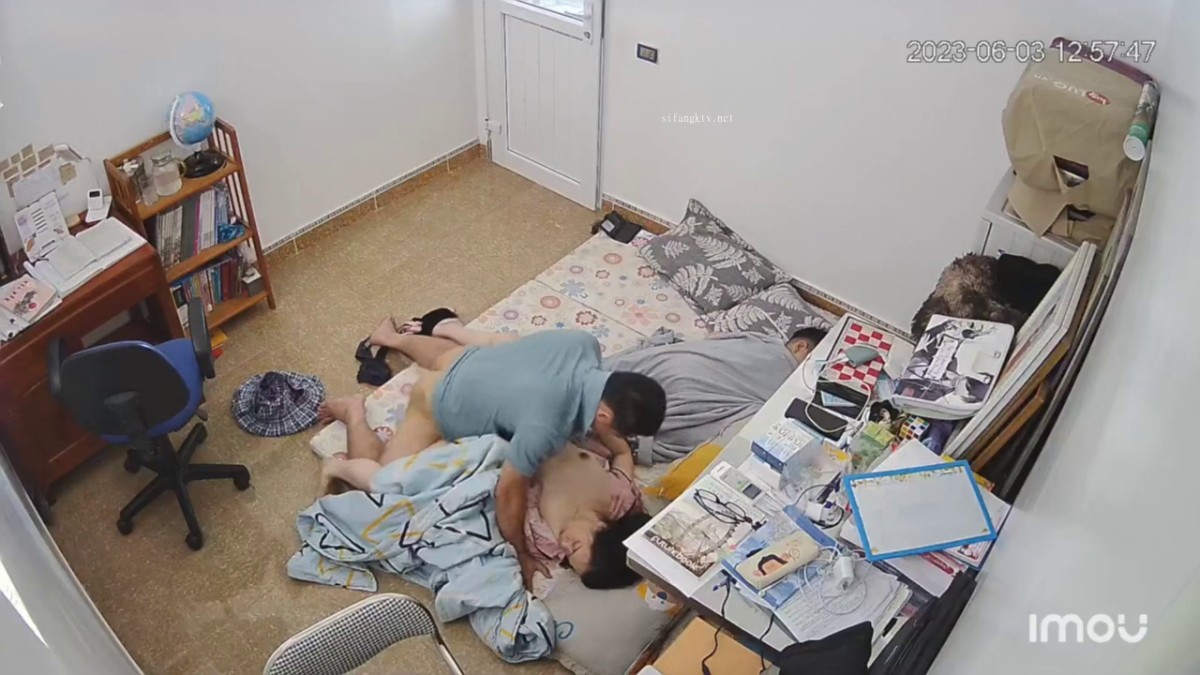 家庭摄像头破解真实偸拍，一家三口午休，老公兽性大发，把妻子拉过来扒掉内裤就搞