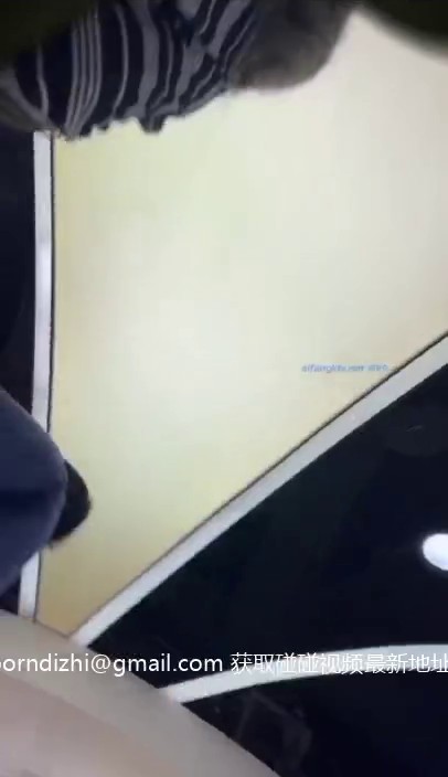 偷拍抄底牛仔裙美女 男友就在身旁 性感 大胆