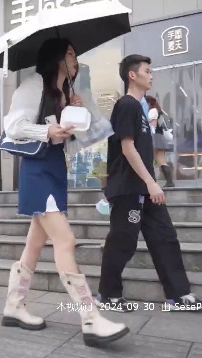 偷拍抄底御姐长腿小姐姐 穿白色小花花内内