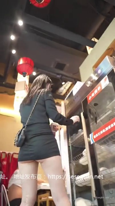 抄底偷拍 超短裙小姐姐买东西 这竟然没穿安全裤！