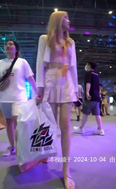 UR级别抄底 网红美女 诱人大长腿 被偷拍裙底 这波太顶了 必撸兄弟们！神仙颜值