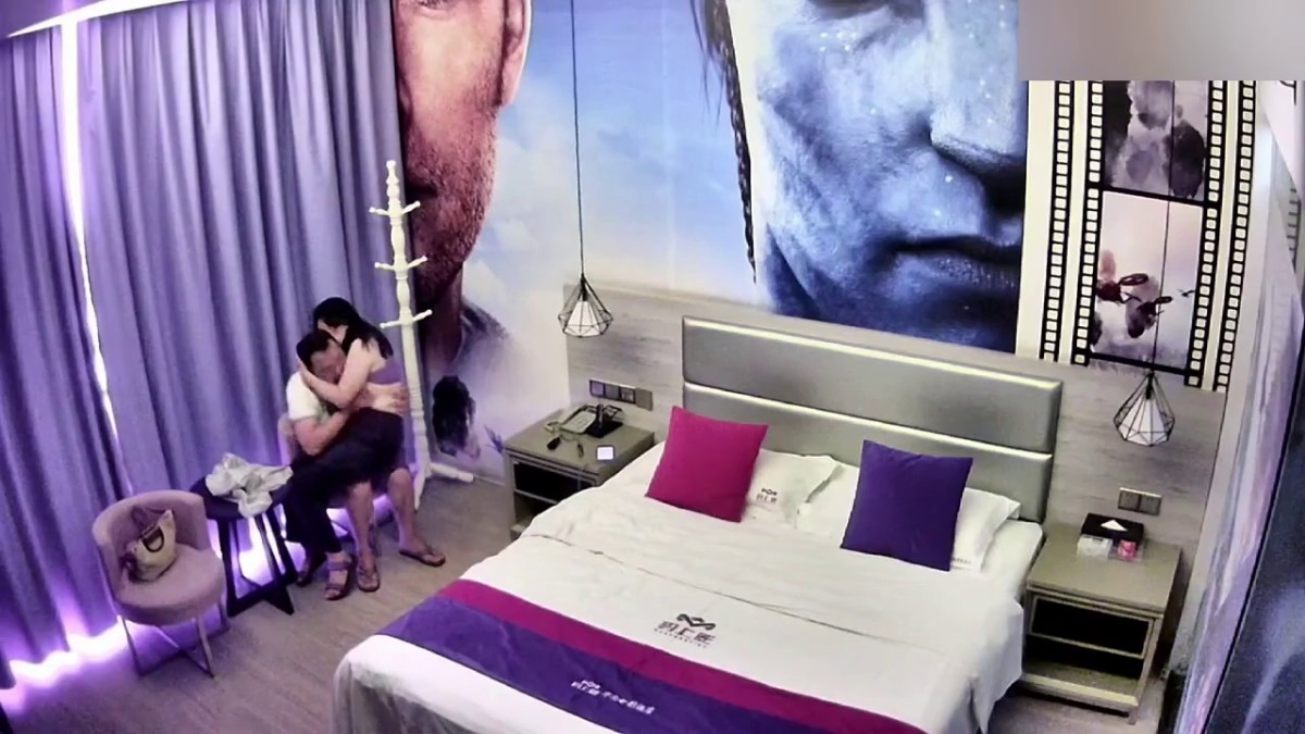 学校主任与班主任老师酒店幽会，光用手脚调情就让人妻高潮了三波