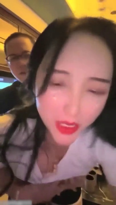 气质贵妇KTV包房和公司领导约会，这气质身材一级棒，带到包房卫生间无套后入干到吐舌头