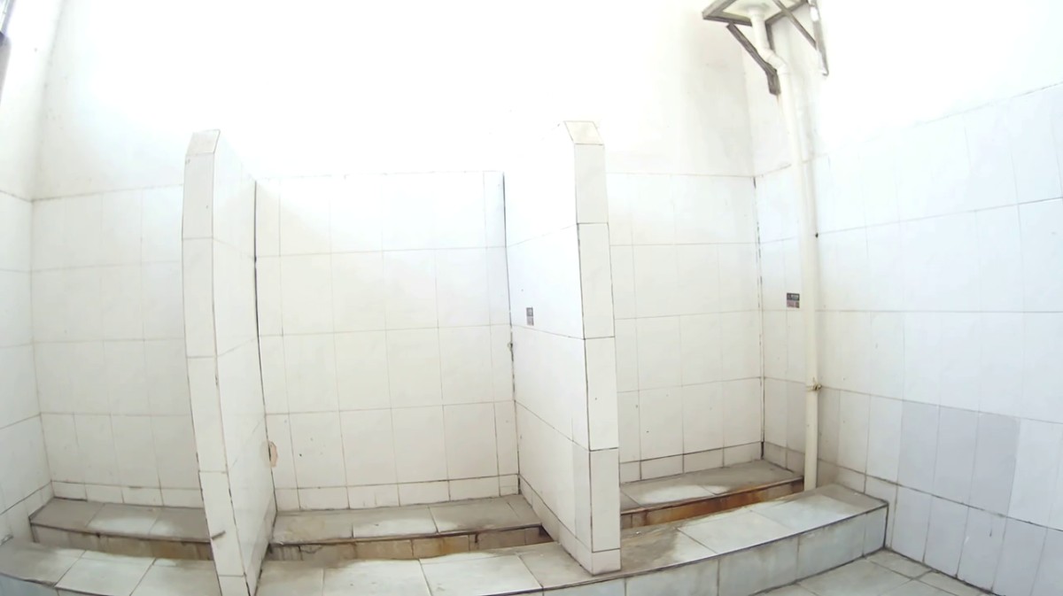 极品高清原版2K厕拍，传统公共女厕，全景真实偸拍，小姐姐少妇熟女各个年龄段的女人大小便，看点十足