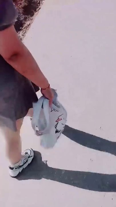 熟女少妇「职业钓屌人」四处勾搭农民，巨乳骚婊野外野合，差点没给老头坐死，真是笑惨人