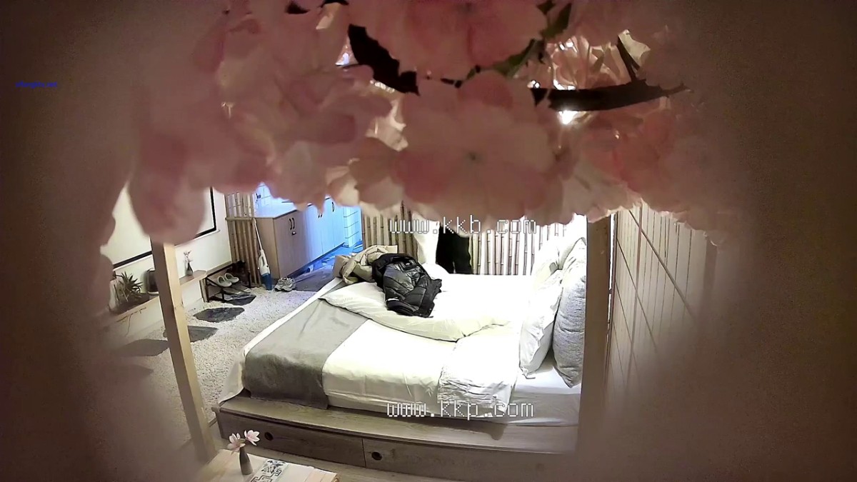 酒店偷拍】，偷情野鸳鸯，进门推倒就开始亲奶子，激情爆操少妇，渣男发泄完穿衣服速度贼快