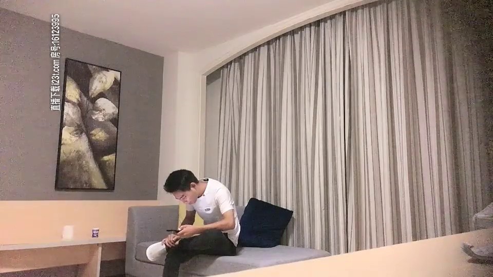 8.2源码高清录制《外围女会所探花》到太子探花开的房间约炮漂亮大学生兼职妹事后几个猥琐男一块交流