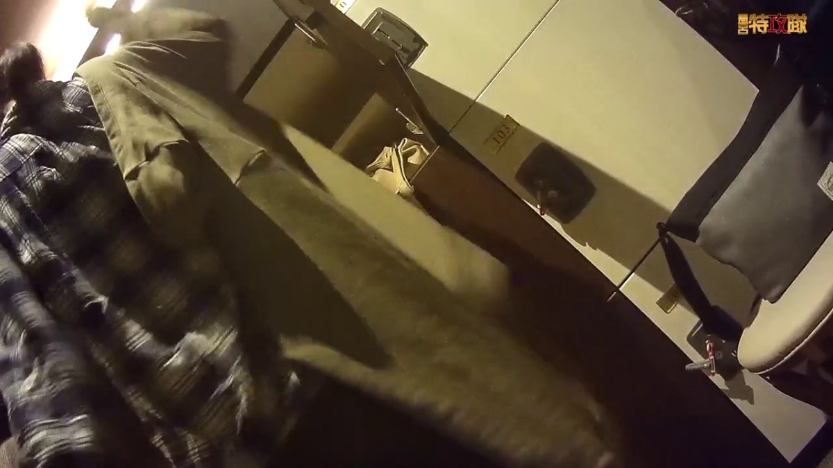 8月新流专业女盗手洗浴中心现场实拍 女客换衣洗浴室内部春光良家少妇PK年轻嫩妹小姐姐