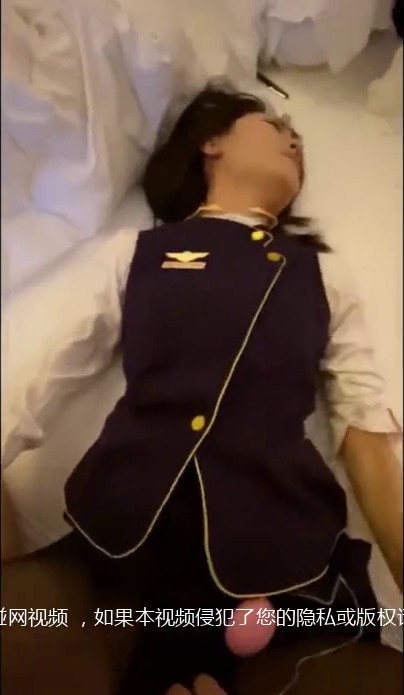 《百度云泄密》富二代让极品女友换上各种制服和黑丝 各种姿势啪啪遭曝光